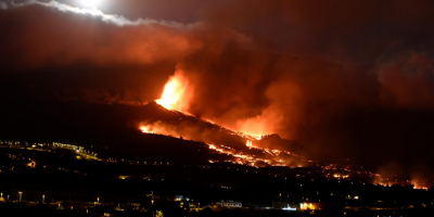El r�o de lava arrasa 166 casas en la isla de La Palma de camino hacia el mar