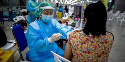 Los casos de COVID-19 bajan en el mundo por segunda semana consecutiva