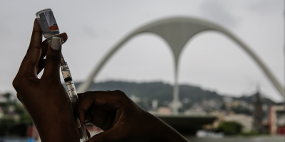 El Gobierno de Brasil retrocede y vuelve a recomendar vacunaci�n de adolescentes