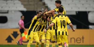 Pe�arol cae 2- 1 ante Paranaense