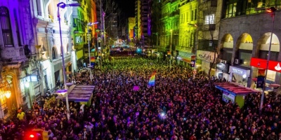 Hasta las 23:00 horas se llevan a cabo las actividades por la Marcha de la Diversidad, por avenida del Libertador Lavalleja