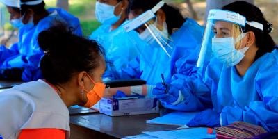 Los casos globales de COVID-19 bajan por tercera semana consecutiva