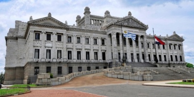 El ministro de Trabajo, Pablo Mieres, defendi� ante el Parlamento el proyecto de ley de personer�a jur�dica para los sindicatos