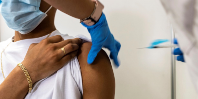 Cruz Roja pide acciones urgentes frente a opositores a las vacunas en Europa