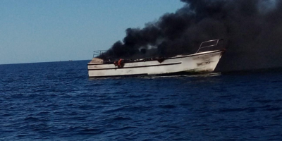 Rescataron a tres tripulantes luego que se incendiara embarcaci�n en Atl�ntida