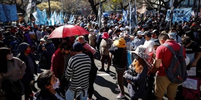 Marchas y "ollas populares" en Buenos Aires para exigir alimentos y trabajo