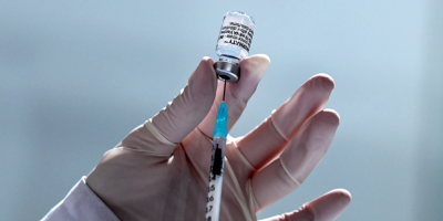 Tercera dosis reduce un 96 % el riesgo de cuadro grave, seg�n estudio chileno