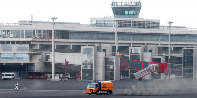 El aeropuerto de La Palma sigue inoperativo por acumulaci�n de ceniza