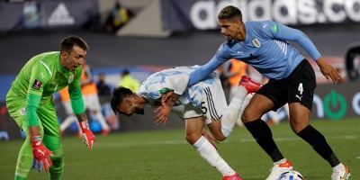 Ronald Araujo, lesionado, baja en Uruguay frente a Brasil