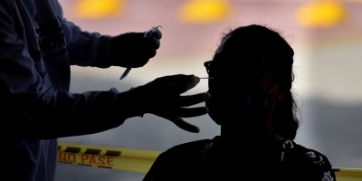 Francia deja de pagar los test PCR a los no vacunados