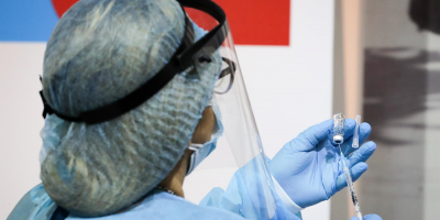 Gobierno busca dar tercera dosis a turistas y espera aprobaci�n de Salud P�blica