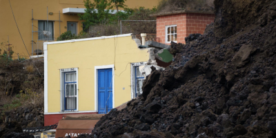 La lava entra en otro barrio en La Palma y amenaza con ocasionar m�s estragos