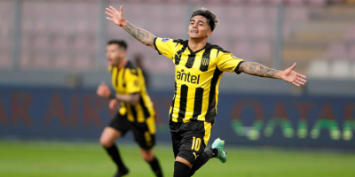 Pe�arol se mantiene en la cima