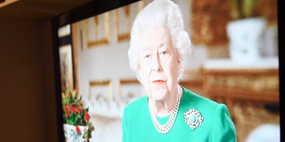 Isabel II descansa y desempe�a "tareas ligeras" tras el alta hospitalaria