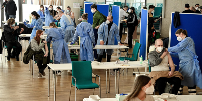 Alemania estudia si generaliza para todos una dosis de refuerzo de la vacuna