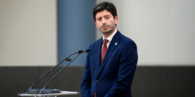 Italia mira las celebraciones de Navidad con prudencia y acelera la tercera dosis