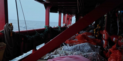 Difcil rescate de 430 migrantes en barco encallado frente a costa de Sicilia