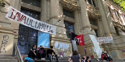 Ocupan IAVA y Liceo Zorrilla