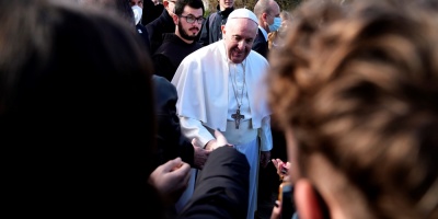 El papa en Grecia: Muchos j�venes "son de redes sociales pero poco sociales"
