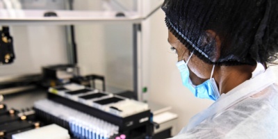 OMS: de momento se desconoce si vacunas tienen "efectividad reducida" ante variante micron