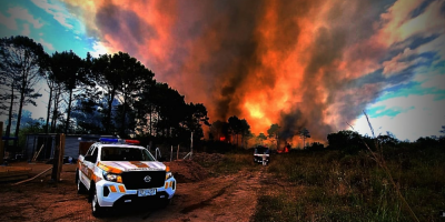 Bomberos trabajan para controlar incendio en Ro Negro