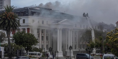 Detuvieron a un sospechoso por el fuego generado en el Parlamento sudafricano