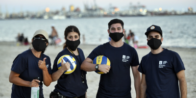 Escuela gratuita de natacin, canotaje, vleibol y triatln en playa Ramrez