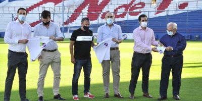 Nacional entreg camisetas deportivas para nios y adolescentes de INAU