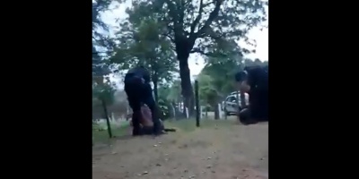 Imputaron al polica que pate a un detenido en el suelo