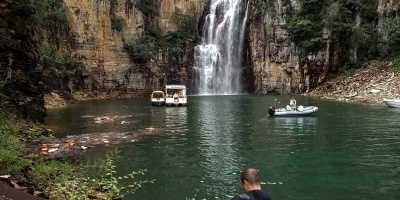 Reanudan b�squeda de desaparecidos tras ca�da enorme pared rocosa en Brasil
