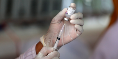 Países europeos optan por la vacunación obligatoria ante la variante ómicron