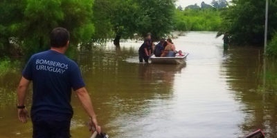 Bomberos debieron evacuar a varias familias tras fuertes lluvias en Montevideo y Canelones