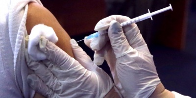 La Intendencia de Montevideo y el Ministerio de Salud Pblica comenzaron a vacunar a mayores contra el COVID-19 en las ferias