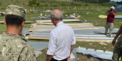 Ministro Garca recorri las instalaciones Batalln de Infantera Mecanizado nmero 15 de Florida azotado por una turbonada
