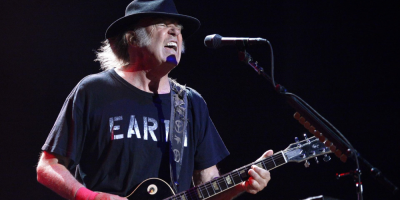 Neil Young retira su música de Spotify por emitir desinformación sobre covid