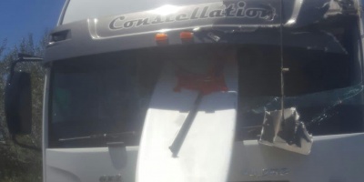 Tabla de surf se incrust� en el parabrisas de un cami�n 