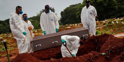 Familias de muertos por covid en Italia denuncian a un periodista negacionista