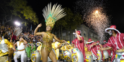 Con p�blico limitado y entradas agotadas lleg� el Desfile de Llamadas por la calle Isla de Flores.