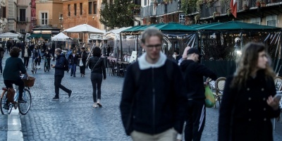 Italia pone fin desde hoy a las mascarillas en exteriores y abre discotecas