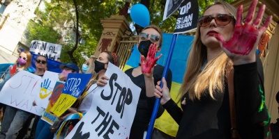 Medio centenar de personas marchan en M�xico para pedir la paz en Ucrania