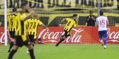 Pe�arol gana el Cl�sico 1 a 0 y Montevideo Wanderers lidera el Torneo Apertura 