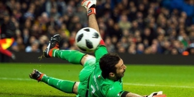 Buffon renueva con el Parma y jugar� hasta los 46 a�os