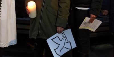 Miles de personas protestan en ciudades europeas contra la invasi�n rusa