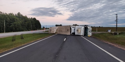 Accidente de tr�nsito: volc� cami�n en ruta 1 en Colonia