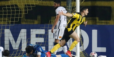 Pe�arol vs. Olimpia, en busca de su primera victoria