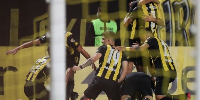 Pe�arol derrota a Olimpia 