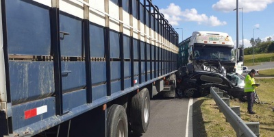 Dos personas fallecieron y un ni�o se encuentra en grave estado a ra�z de un accidente entre un cami�n de garrafas y una camioneta