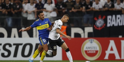 Corinthians hace respetar su casa, vence a Boca y asume el liderato