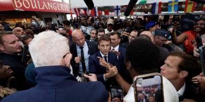 Lanzan tomates a Macron durante la visita a un mercado