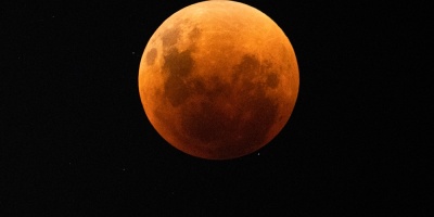 Chile se deleita con un nuevo eclipse que tiñe a la Luna de rojo